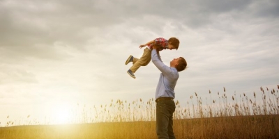 “Dạy con trai tích cực vươn lên”: 4 bí quyết cha mẹ cần nằm lòng ngay