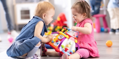 Trẻ có ít và nhiều đồ chơi sẽ có 2 điểm khác biệt: Cha mẹ cần lưu ý