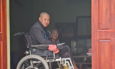 Xót xa mẹ già đau ốm vất vả chăm con trai liệt nửa người