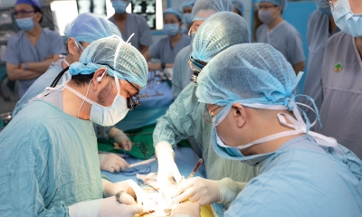 Tình phụ tử bao la của người cha hiến thận cứu sống cậu con trai nhỏ tuổi
