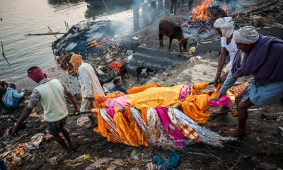 Ấn Độ giữa 'địa ngục' COVID-19: Rùng mình với tục thiêu thi thể, thả trôi trên sông Hằng