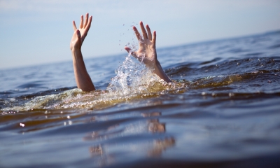 Xót xa hướng dẫn viên du lịch nhảy xuống biển cứu 2 cháu bé bị đuối nước