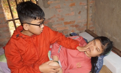 Xót xa cảnh mẹ mù cầu xin chữa mắt cho con, ông Đoàn Ngọc Hải nhận chu cấp tiền sinh hoạt hàng tháng 