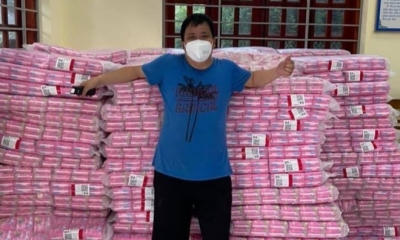 Chuyến hàng tiếp tế đầy tâm lý: Tặng 10.000 gói băng vệ sinh cho chị em trong khu cách ly