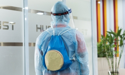 Cận cảnh áo làm mát của sinh viên Bách Khoa giúp y bác sĩ chống nóng mùa dịch