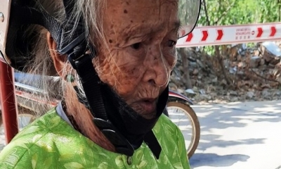 Cụ bà 84 tuổi nghèo khó lặn lội mang tiền ủng hộ chốt kiểm soát dịch COVID-19