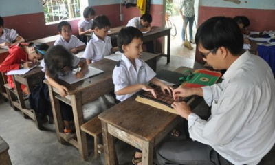 Tấm lòng vàng của thầy giáo mù ở Quảng Nam cưu mang trẻ khiếm thị