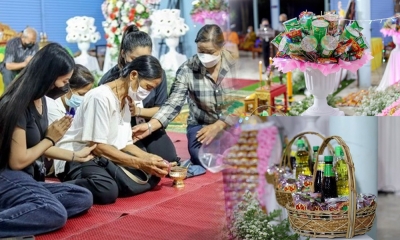 Xúc động với câu chuyện đằng sau đám tang kì lạ ở Thái Lan được trang trí bằng mì tôm, dầu ăn, sữa gói