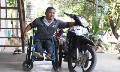 Thầy giáo Kon Tum dù khuyết tật vẫn một mình đi xe lăn đến trường, cần mẫn gieo chữ ở vùng cao