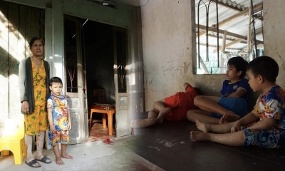 Xót cảnh 3 đứa trẻ mồ côi lả đi vì đói bên người bà tâm thần ở Tiền Giang
