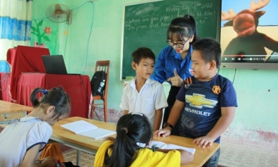 Lớp học tiếng Anh miễn phí rộn rã tiếng cười cho trẻ em H'rê nghèo khó