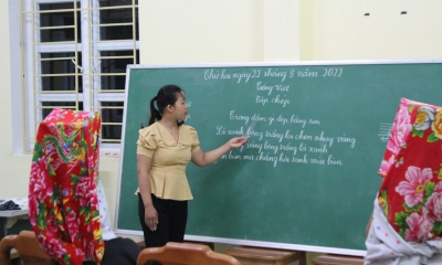 Tình người ấm áp trong lớp học xóa mù chữ nơi biến giới Quảng Ninh