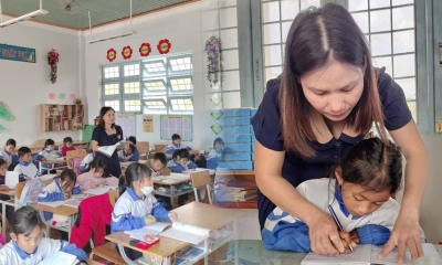 Thương trò nghèo vùng cao, cô giáo chẳng ngại vất vả lặn lội hàng trăm km đi 'gieo chữ'
