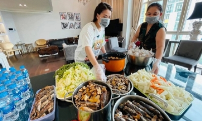 Tấm lòng của mẹ con diễn viên Trương Ngọc Ánh: Dậy sớm nấu 300 suất ăn gửi tặng khu cách ly