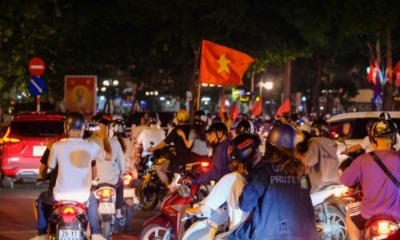 Nhìn lại những hình ảnh 'đi bão' sau chiến thắng đội tuyển bóng đá nữ Việt Nam tối qua trên cả nước