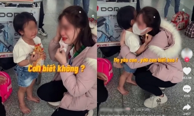 Xúc động cảnh con gái 3 tuổi tiễn chân mẹ đi nước ngoài, cả sân bay cũng khóc theo
