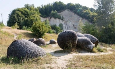 Bí ẩn về những tảng đá biết 'dậy thì' và di chuyển ở làng Costesti, Romania