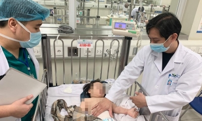 Bố mẹ bé gái 3 tuổi rơi từ tầng 13 chung cư xuống đang làm gì khi tai nạn xảy ra?