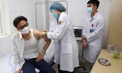 Phó Thủ tướng Vũ Đức Đam và Thứ trưởng Phạm Công Tạc tiêm thử vaccine Nano Covax