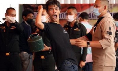 Hài hước cảnh bốc thăm đi nghĩa vụ quân sự kiểu 'kiếp đỏ đen' ở Thái Lan