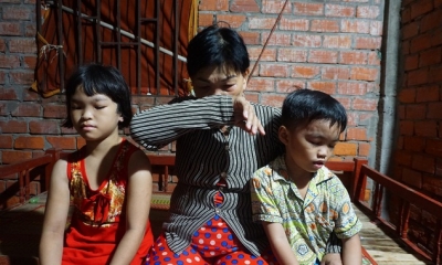 Hoàn cảnh thương tâm của 3 đứa trẻ thơ tá túc trong căn nhà bỏ hoang cũ nát, không được đến trường học
