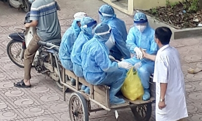 Câu chuyện phía sau 'cái bắt tay' trong bức ảnh nhân viên y tế đi xe ba gác vào vùng dịch