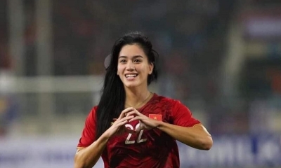 Tuyển Việt Nam được fans biến hình từ 'chiến binh áo đỏ' thành 'mỹ nữ vạn người mê', bất ngờ nhất là trùm cuối