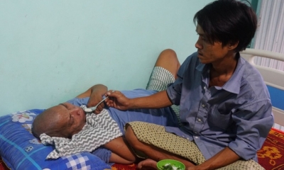 Người đàn ông tử tế: Đón chồng cũ bại liệt của vợ về chăm như anh em ruột suốt 8 năm trời