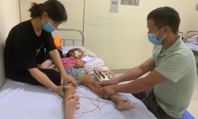Vợ chồng dân tộc Dao gạt nước mắt ôm con gái từ Hà Nội về bản về hết tiền chữa bệnh