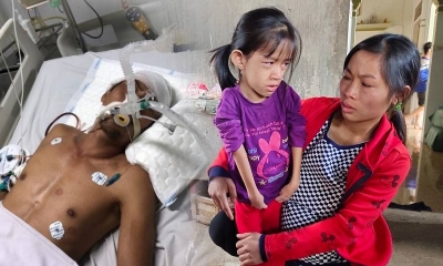 Chồng rơi vào tình trạng '9 phần chết, 1 phần sống', vợ bầu khóc nghẹn ôm con gái tật nguyền cầu cứu