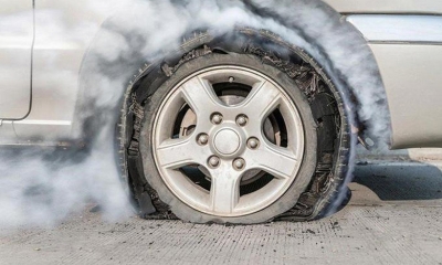 Xe ô tô đang di chuyển bất ngờ nổ lốp nguy hiểm thế nào và xử lý ra sao?