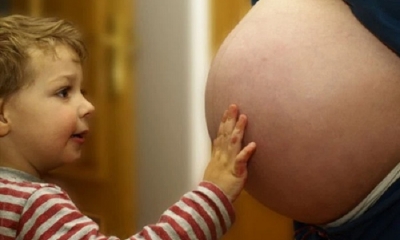 Ngộ nghĩnh trẻ thơ: 11 thắc mắc siêu đáng yêu của bé khi mẹ mang bầu