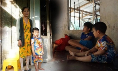Cha mất mẹ bỏ đi, 3 đứa trẻ sống dựa vào bà nội tâm thần, thường xuyên đói ăn, đứt bữa