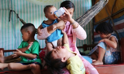 Cảnh cùng cực của gia đình nghèo: Cha mất vì tai nạn, mẹ bất lực nhìn 5 thơ khóc thét vì đói, giành nhau bình sữa loãng để uống