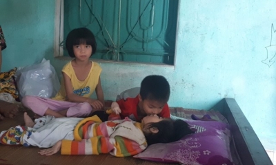 Xót xa cảnh 3 đứa trẻ bệnh tật, suy dinh dưỡng không có bố mẹ chăm sóc, sống lay lắt bên ông bà