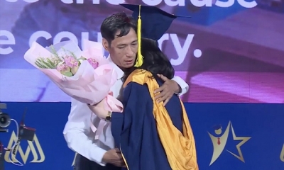 Nước mắt của cha trong lễ tốt nghiệp của con gái bị câm điếc: 'Hôm nay tôi hạnh phúc không phải vì con thành công, mà vì con đã nên người'