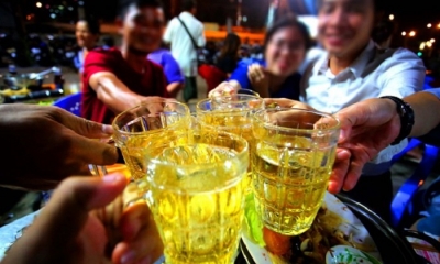 'Cẩm nang uống bia chuẩn Việt' của khách Tây: Đừng kìm nén, hãy hét to hết sức có thể... 'Một, hai, ba! Dô!'