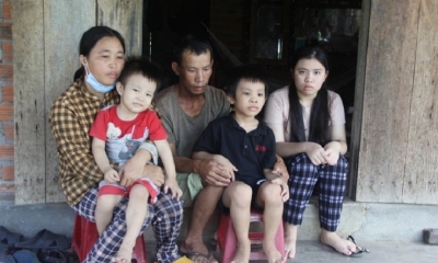 Gia đình khó khăn nhất thôn rơi vào đường cùng: Bố bị ung thư, 3 con thơ thiếu ăn thiếu mặc