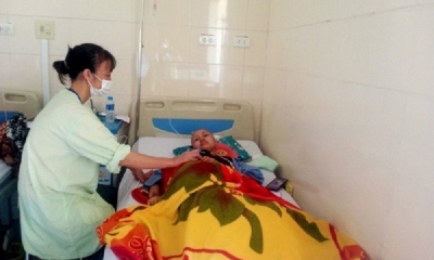 Nỗi đau nhân đôi của người mẹ nghèo: Con gái ung thư, con trai bị tai nạn nặng
