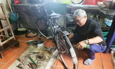Chuyện ông giáo hơn một thập kỷ miệt mài 'tân trang' xe đạp cũ tặng học sinh nghèo