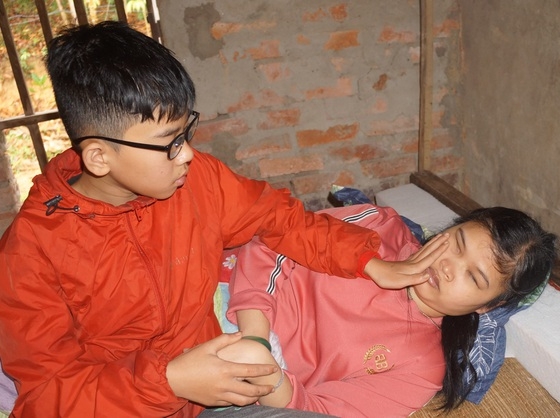 Xót xa cảnh mẹ mù cầu xin chữa mắt cho con, ông Đoàn Ngọc Hải nhận chu cấp tiền sinh hoạt hàng tháng 
