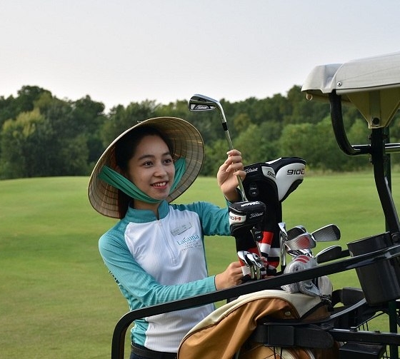 Tâm sự của các caddy trên sân golf: Nghề 'làm dâu trăm họ' không hề dễ dàng, chịu nhiều tai tiếng