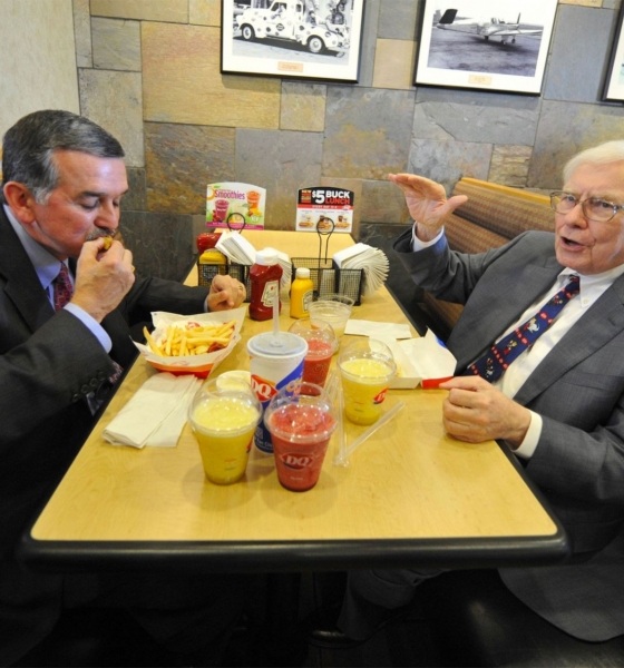 Tỷ phú Warren Buffett tổ chức đấu giá 'bữa trưa quyền lực' lần cuối, khép lại sự kiện từ thiện đắt giá