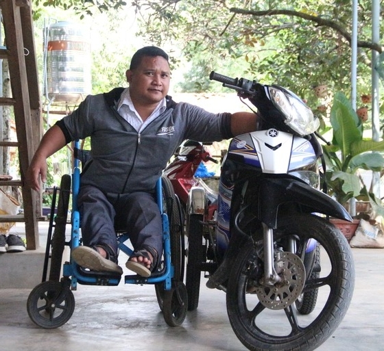 Thầy giáo Kon Tum dù khuyết tật vẫn một mình đi xe lăn đến trường, cần mẫn gieo chữ ở vùng cao