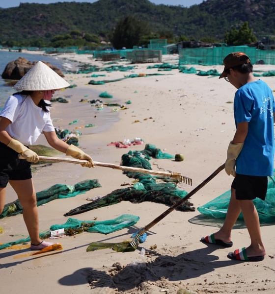 Hai mẹ con Hà Nội quyết tâm bỏ phố về biển, dậy sớm để dọn rác: Cứ hô hào nhưng mình không làm thì ai tin