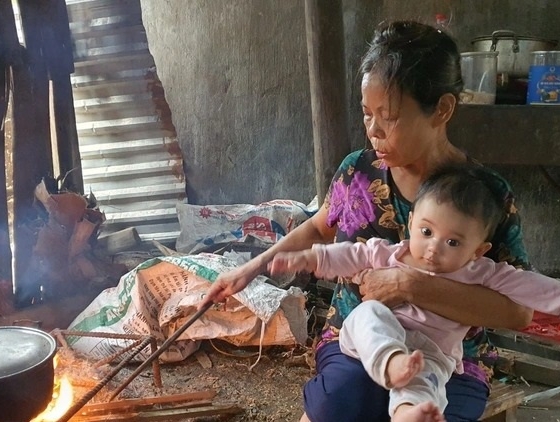 Xót lòng tiếng khóc trẻ thơ bị bố mẹ bỏ rơi, lay lắt sống cùng ông bà già yếu