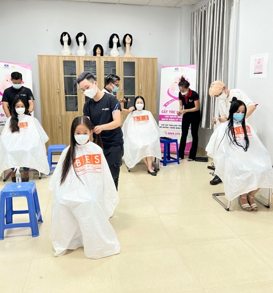 Ấm lòng hình ảnh những cô bé cấp 1, cấp 2 hiến tóc tặng bệnh nhân ung thư