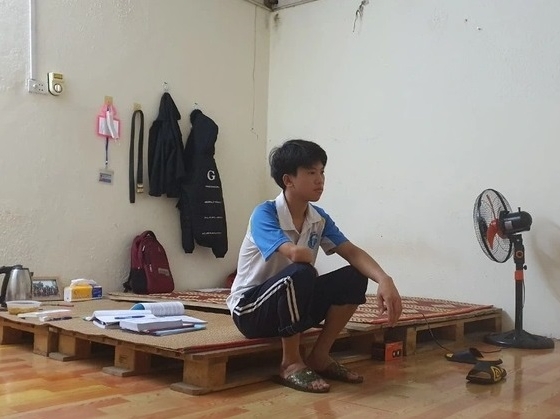 Cám cảnh nam sinh người Dao khuyết tay bị 'móc' mất 10 triệu học phí: Mẹ em nghe xong mà ngất xỉu