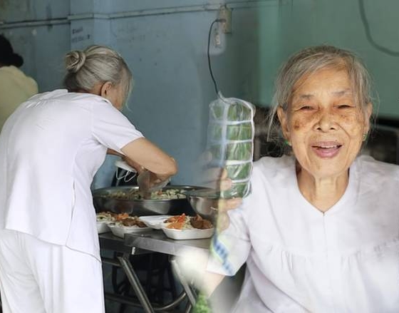 Cụ bà 'kì lạ' rút hết tiền chữa bệnh mở bếp 0 đồng: Ngộ vậy đó, ngộ mới làm được nghen