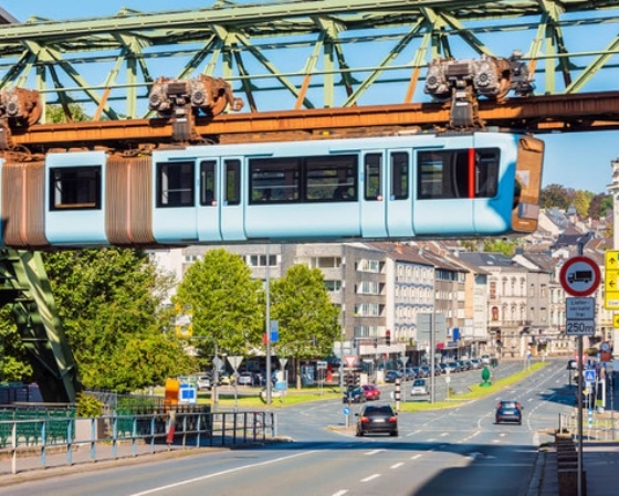 Kì lạ chuyến tàu điện treo ngược chở được cả voi ở Đức